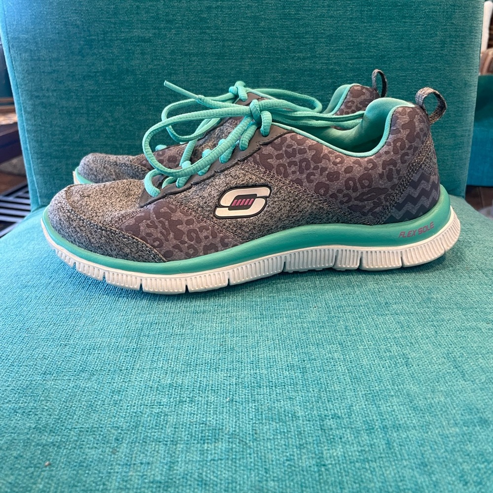 Sketchers lite-weight memory foam shoes size 6